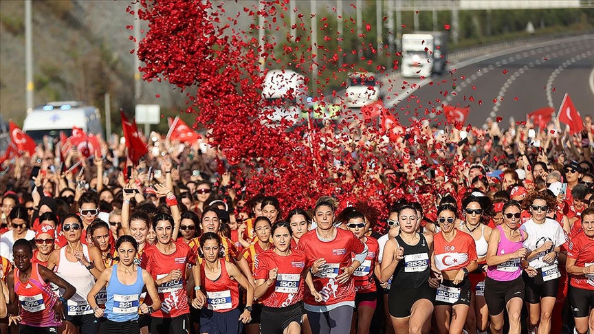100. Yıl Cumhuriyet Kadınları Koşusu" İstanbul'da düzenlendi