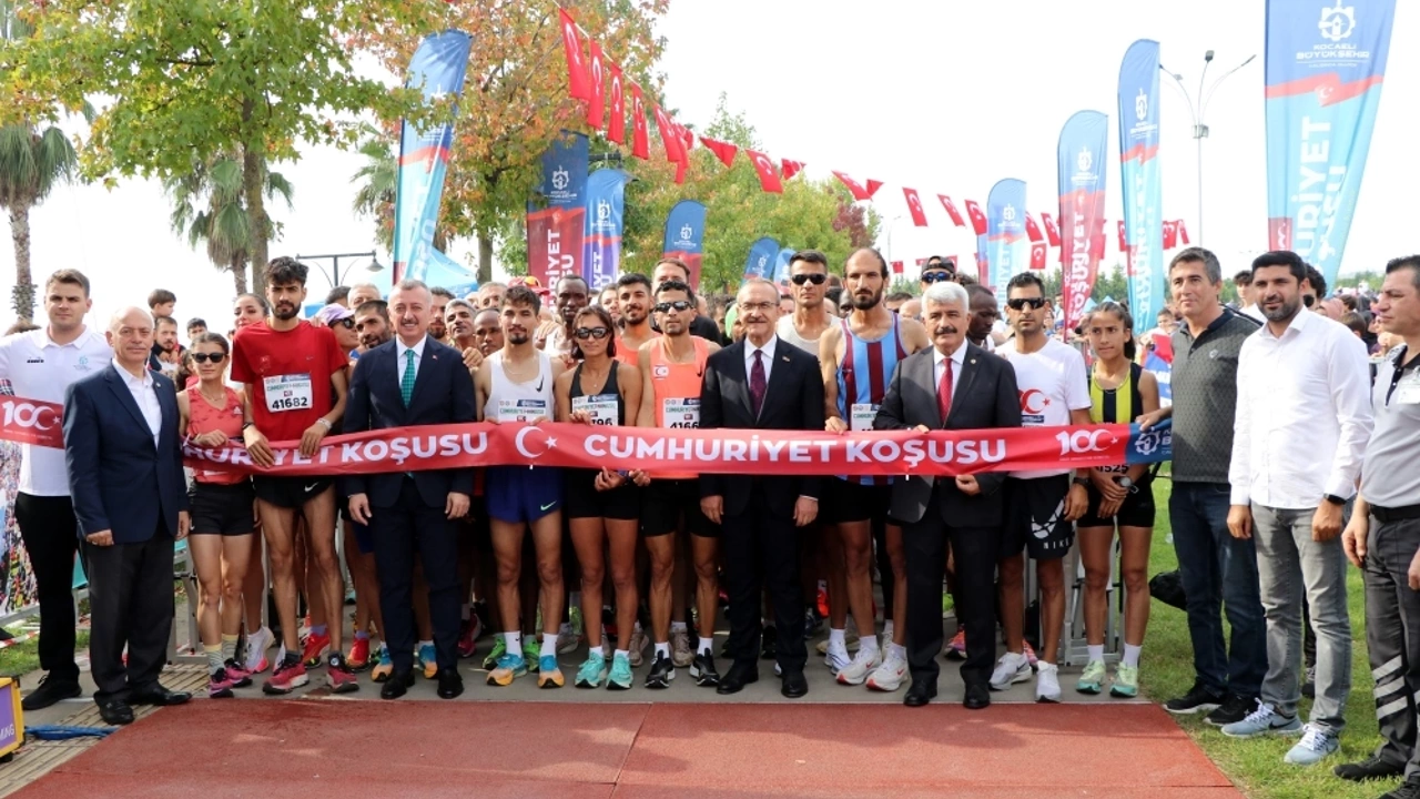 Kocaeli'nde 10. Uluslararası Cumhuriyet Koşusu ve Çocuk Maratonu Düzenlendi