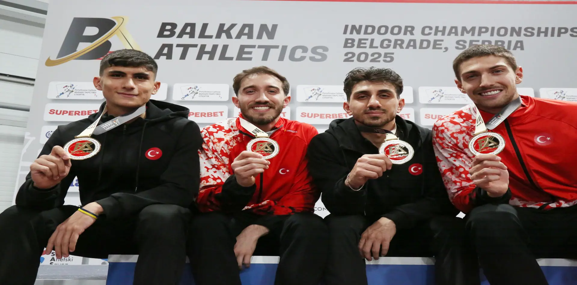 4x400 Bayrak Takımından Altın Madalya