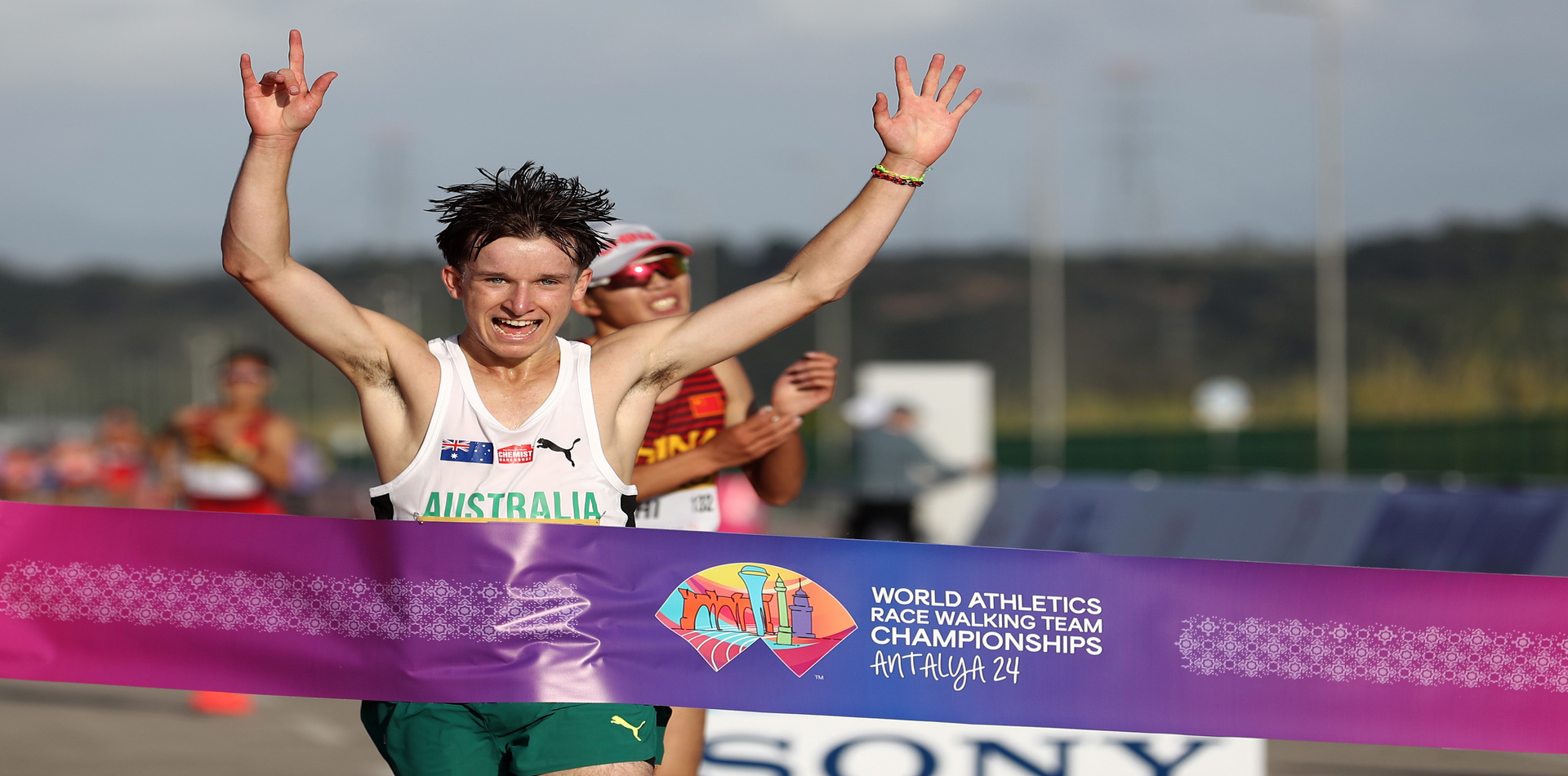 10 kilometre U20 erkeklerde altın madalya Avusturalyalı Isaac Beacroft’un