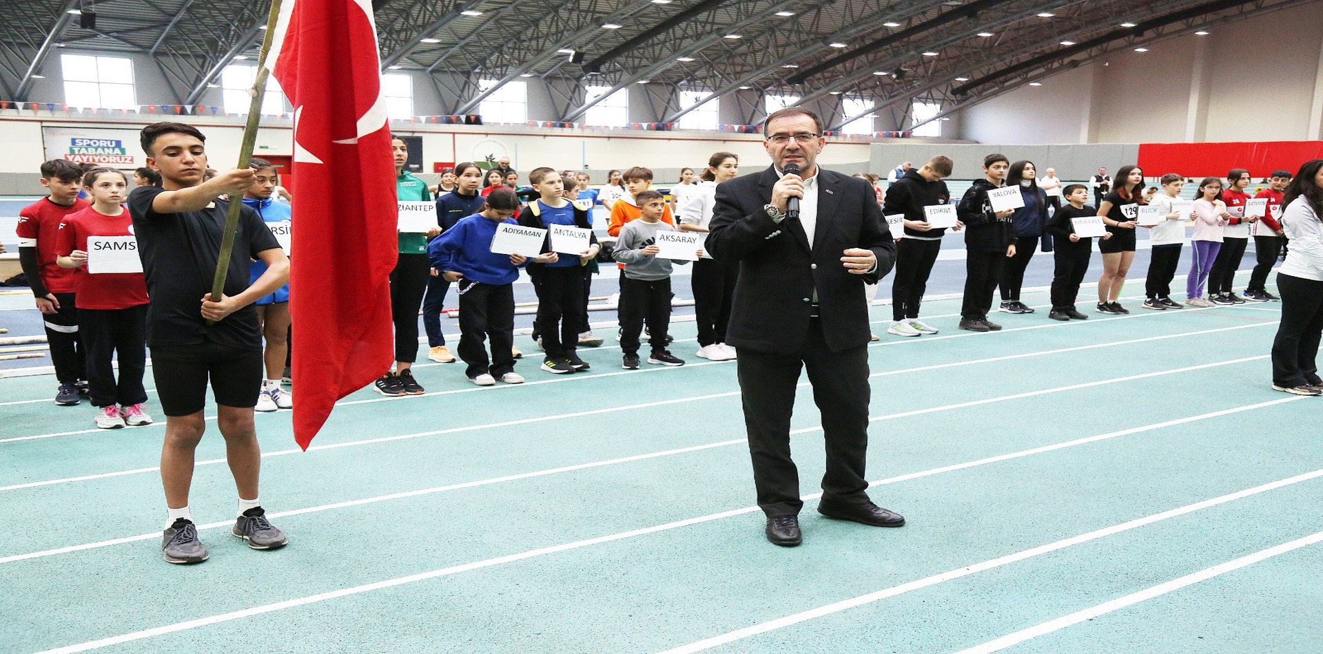 Turkcell U14 Türkiye salon atletizm Şampiyonası açılış töreniyle başladı.